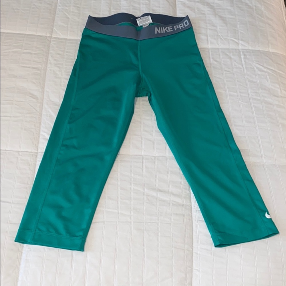 NIKE PRO CAPRI LEGGINGS